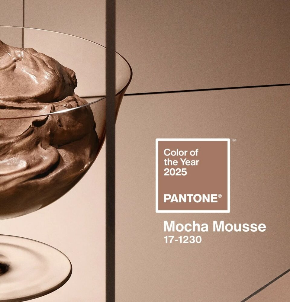 Die Pantone-Farbe des Jahres 2025 heißt Mocha Mousse. © Pantone